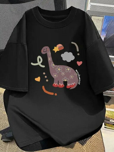 200gの黒半袖Tシャツ、紫色の恐竜柄に花がプリントされ、星、雲、愛などの要素に囲まれている。純綿製で、着心地がよく、通気性があり、毛玉ができにくく、変形しにくい。 200gの黒半袖Tシャツ、紫色の恐竜柄に花がプリントされ、星、雲、愛などの要素に囲まれている。純綿製で、着心地がよく、通気性があり、毛玉ができにくく、変形しにくい。