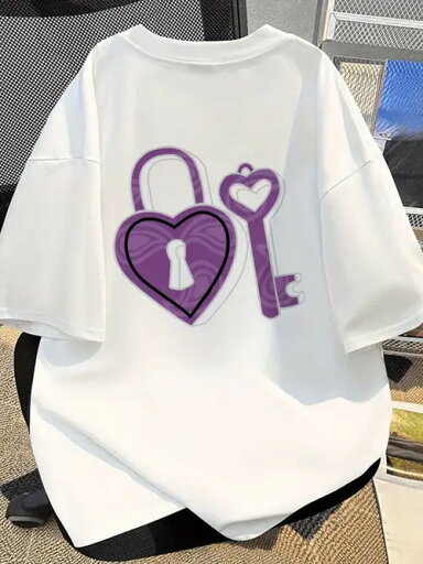 パープルのハートロックとキーパターンが背中にプリントされた200gホワイト半袖Tシャツ。ピュア・コットンを使用し、着心地と通気性に優れ、毛玉ができにくく、型くずれしにくい。 パープルのハートロックとキーパターンが背中にプリントされた200gホワイト半袖Tシャツ。ピュア・コットンを使用し、着心地と通気性に優れ、毛玉ができにくく、型くずれしにくい。