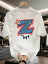背中にカラフルな「Z」の文字、文字の上に星の装飾、その下に「Tayt」の文字があしらわれた、200gの白のクルーネック半袖Tシャツ。ヘビーウェイトのコットン製で、着心地がよく通気性に優れ、厚手の生地感です。ユニセックスでルーズフィット。