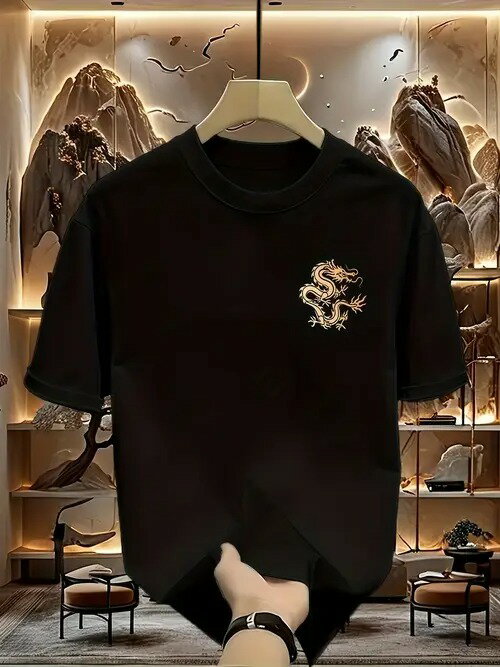 左胸に繊細な金龍の刺繍模様が施された、200gの黒クルーネック半袖Tシャツ。ヘビーウェイトのコットンを使用し、肌触りが良く通気性に優れている。ルーズフィット、ユニセックス、カップルで着用可能。