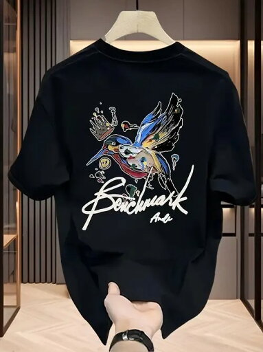 200gのブラックのクルーネック半袖Tシャツで、背中にはカラフルな空飛ぶ鳥のモチーフが描かれ、鳥の上には王冠、ペイントディスクなどが、その下には白い文字があしらわれている。 200gのブラックのクルーネック半袖Tシャツで、背中にはカラフルな空飛ぶ鳥のモチーフが描かれ、鳥の上には王冠、ペイントディスクなどが、その下には白い文字があしらわれている。