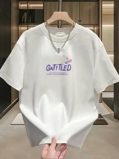 200gの白いクルーネック半袖Tシャツのフロントには、パープルの文字とピンクの蝶のデザイン、そして小さな文字がプリントされている。ピュア・コットンを使用したコットン・ヒップスター・スタイルは、厚手の生地で着心地がよく、通気性に優れている。 200gの白いクルーネック半袖Tシャツのフロントには、パープルの文字とピンクの蝶のデザイン、そして小さな文字がプリントされている。ピュア・コットンを使用したコットン・ヒップスター・スタイルは、厚手の生地で着心地がよく、通気性に優れている。
