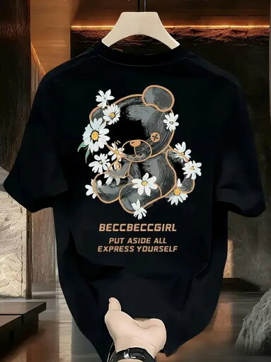 200gのブラックの半袖Tシャツは、背中にデイジーに囲まれたクマのモチーフが描かれ、その下に自己表現の姿勢を伝えるテキストが添えられている。コットン素材は着心地がよく、通気性に優れている。 200gのブラックの半袖Tシャツは、背中にデイジーに囲まれたクマのモチーフが描かれ、その下に自己表現の姿勢を伝えるテキストが添えられている。コットン素材は着心地がよく、通気性に優れている。