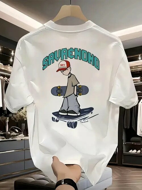 200gの白い半袖Tシャツは、背中にストリートウェアにインスパイアされたグラフィックが施されている。赤と白のキャップをかぶり、カジュアルな服装でスケートボードに乗るカートゥーン・キャラクターが描かれ、上にはカラフルな文字があしらわれている。
