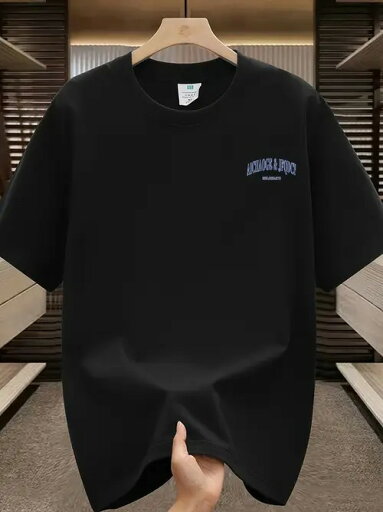 左胸の位置にブルーとパープルの文字が入った、200gのブラック・クルーネック半袖Tシャツ。ヒップスタースタイルで、快適で通気性の良いコットン素材を使用している。 左胸の位置にブルーとパープルの文字が入った、200gのブラック・クルーネック半袖Tシャツ。ヒップスタースタイルで、快適で通気性の良いコットン素材を使用している。