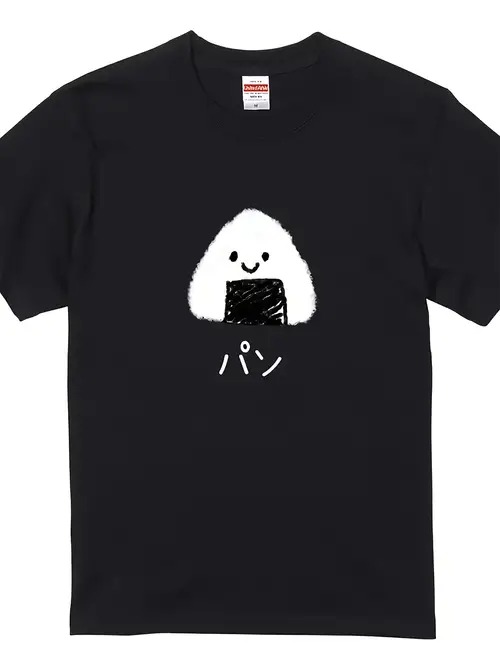 擬人化されたおにぎりがデザインされた200gの黒の半袖Tシャツ。おにぎりは日本の食文化では一般的な食べ物だ