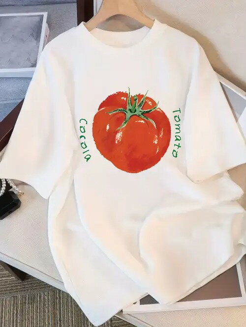 200gのトマト柄で、両サイドに緑の文字で「Carala」「Tomato」と書かれたフレッシュなアートです。丸首..