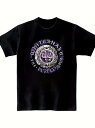 200gのブラック半袖Tシャツには、テキストとパープルのエレメントをあしらったワッペンモチーフがプリントされている。半袖の素材はコットンで、着心地がよく通気性があり、ゆったりとしたサイズ感でデイリーカジュアルに着こなせる。(4)