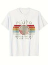 フロントに冥王星を記念するグラフィックが描かれた200gのコットンTシャツ。 グラフィックの中央には冥王星を表すグレーの円、その上には3つの星、背景には赤、オレンジ、黄、緑、青のストライプが描かれ、その下には黒の文字。