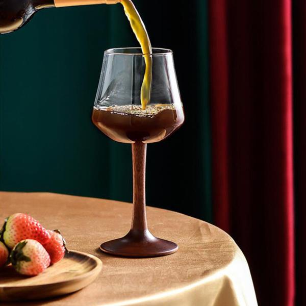 エレガントな赤ワイングラスの透明なガラスのゴブレット飲料飲料カップクリスマスのための木製の茎のド..