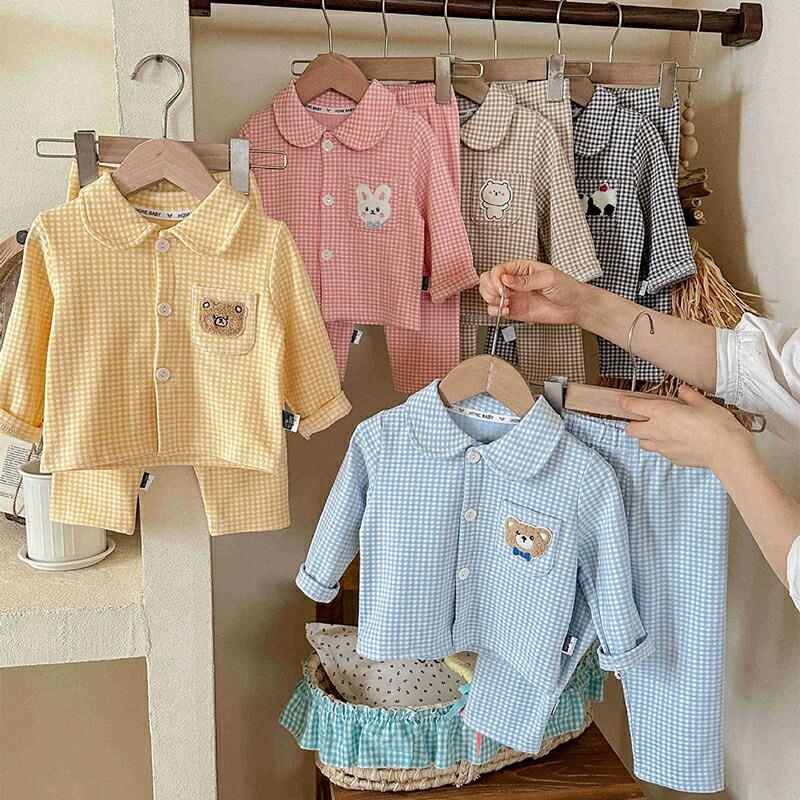 優しいピンクと愛らしいクマ柄が、お子様の可愛らしさを引き立てます。柔らかく肌に優しいコットン素材で、ルームウェアとしても、お部屋着としても着心地抜群です。豊富な柄とサイズ展開で、兄弟やお友達と色違いで着るのも素敵です。肌触りも抜群なので、パジャマにもルームウェアにもぴったりです。柄とカラーはユニセックスです。姉妹で色違いでお揃いにしても可愛いですよ。