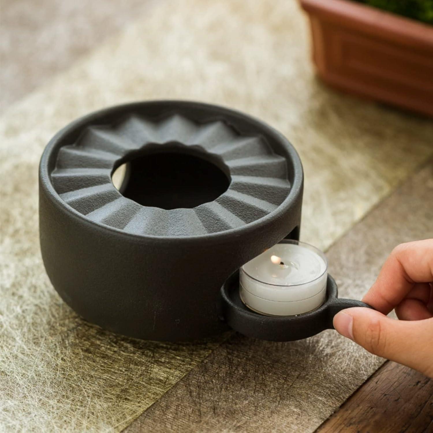 セラミック製ティーポットウォーマー、淹れたてのお茶が冷めないようにする保温器具です。古風な要素を現代シンプルなデザインと融合させたキャンドルウォーマー、和の空間に馴染みやすい和風の外観を持ち、全体にマットな質感で高級感を漂っています。キャンドルを出し入れ便利な小皿が付属されて、キャンドルを触る時に不注意による火傷事故が防げます。通気口が大きくて手が入りやすいし、空気が通りやすいため、酸素不足によるろうそくが消えることを防ぎ、キャンドルが長時間燃やせます。厚手の陶器製ティーウォーマー、重量感があって、テーブルに置いて安定性が良くて、満杯のティーポットをしっかり受けられます。底面に滑り止め加工されて、滑り止め効果が期待できます。【商品仕様】＜サイズ＞直径12cm×高さ6.8cm；＜重量＞約400g；＜材質＞セラミック；＜カラー＞黒・白；＜梱包内容＞ティーウォーマー1個、キャンドル小皿1個