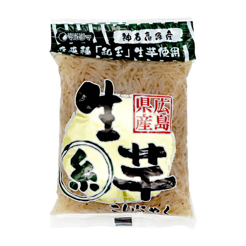 マルシマ 神石生芋こんにゃく(糸)は、広島県産の在来種「和玉」生芋を使用した、昔ながらの味わいの糸こんにゃくです。・昔ながらの味わい広島県神石高原の山あいで3年かけて育てた、在来種「和玉」の生芋を皮ごと使用しました。神石高原の天然水で仕込みました。あくが少なく、歯ごたえ、風味、味しみが良いこんにゃくです。・「白滝」とも呼ばれる製法すりつぶしたこんにゃく芋を穴の開いた筒に入れ、熱湯の中へ細長く押し出して作ります。筒から湯の中へ流れ出る様子から「白滝(しらたき)」とも呼ばれます。・様々な料理に使いやすいきんぴらや肉じゃがなど、様々な料理に使いやすい点も魅力の一つです。・あく抜き不要軽く水洗いするだけで食べられますが、味付け前に湯通しするとより美味しくお召し上がりいただけます。・お取り扱い上のご注意開封後はお早めにお召し上がりください。黒い粒がありますが、これはこんにゃく芋の皮ですので品質には問題はありません。＜マルシマについて＞株式会社純正食品マルシマのコンセプトは「まじめにおいしい」。長年にわたる醤油造りで学んだことを多くの製品づくりにも活かし、自然の恵みをなるべく脚色することなく謙虚な気持ちで使わせていただくこと、まじめにおいしくの気持ちこそがマルシマの基本姿勢です。毎日の食の基本、「信頼」で「おいしい」をひたすら追求し、見た目や流行にとらわれない日本の食卓をこれからも提供し続けています。■商品名：マルシマ 神石生芋こんにゃく 糸 広島県産在来種和玉使用 白滝 あく抜き不要 神石高原 天然水■名称：生芋糸こんにゃく■内容量：180g■原材料名：こんにゃく芋(広島県産)／水酸化カルシウム(こんにゃく用凝固剤)■賞味期限：製造日より120日以内のものを発送(常温)■保存方法：直射日光・高温多湿を避け涼しい所に保存してください。■メーカー或いは販売者：株式会社純正食品マルシマ（広島県尾道市東尾道9番地2）■製造者：株式会社新内農園■製造国：日本■区分：食品栄養成分表示(100gあたり)エネルギー：7kcal / たんぱく質：0.2g / 脂質：0.1g / 炭水化物：3.1g(糖質0.4g・食物繊維2.7g) / 食塩相当量：0.0gアレルゲン(29品目)：無し【免責事項】 ※記載の賞味期限は製造日からの日数です。実際の期日についてはお問い合わせください。 ※自社サイトと在庫を共有しているためタイミングによっては欠品、お取り寄せ、キャンセルとなる場合がございます。 ※商品リニューアル等により、パッケージや商品内容がお届け商品と一部異なる場合がございます。 ※メール便はポスト投函です。代引きはご利用できません。厚み制限（3cm以下）があるため簡易包装となります。 外装ダメージについては免責とさせていただきます。