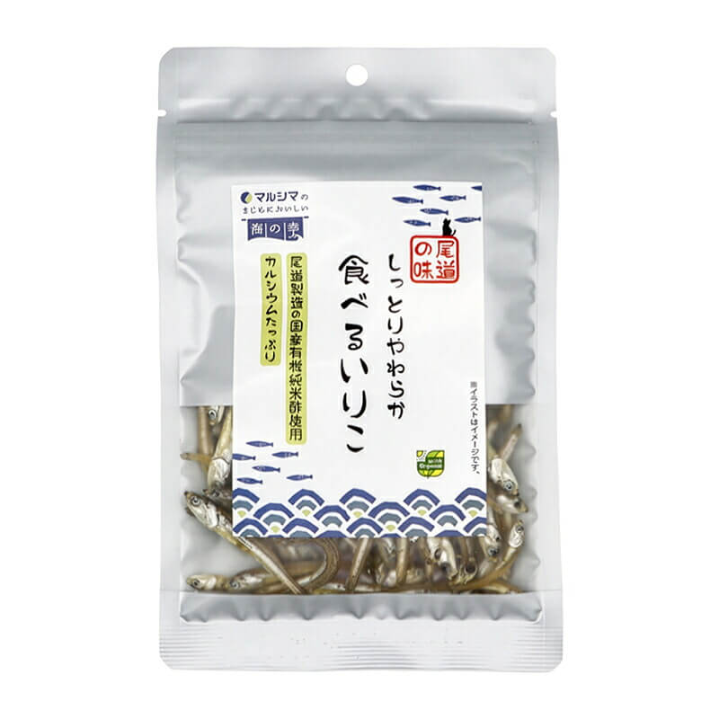 マルシマ しっとりやわらか 食べるいりこは、瀬戸内海産の良質ないりこ(煮干し)を、国産有機純米酢とてんさい糖でさっぱりと仕上げた、油不使用のやわらか食感のいりこです。・国産原料100%瀬戸内海産の良質な「いりこ(煮干し)」に、尾道製造の国産有機純米酢、北海道産のてんさい糖のみを使用しています。・油不使用の「しっとり・やわらか」食感油を使わずにしっとりとやわらかな食感に仕上げています。やさしい甘みとまろやかな酸味で、小魚本来の旨みを活かしました。・お茶請けやおつまみにお茶請けやお酒のおつまみとしてもお楽しみいただけます。・ご注意本製品に使用しているいわしは「えび」「かに」を食べています。本製品製造工場では、特定原材料のうち「カシューナッツ」「くるみ」「小麦」「卵」「乳成分」「落花生」を含む製品を製造しています。品質保持のため、脱酸素剤が入っています。開封後は冷蔵庫で保存し、お早めにお召し上がりください。＜マルシマについて＞株式会社純正食品マルシマのコンセプトは「まじめにおいしい」。長年にわたる醤油造りで学んだことを多くの製品づくりにも活かし、自然の恵みをなるべく脚色することなく謙虚な気持ちで使わせていただくこと、まじめにおいしくの気持ちこそがマルシマの基本姿勢です。毎日の食の基本、「信頼」で「おいしい」をひたすら追求し、見た目や流行にとらわれない日本の食卓をこれからも提供し続けています。■商品名：マルシマ しっとりやわらか 食べるいりこ 瀬戸内海産いりこ 有機純米酢 てんさい糖 油不使用 国産原料100%■名称：いわし加工品■内容量：35g■原材料名：煮干し(いわし(瀬戸内海産)、食塩)、有機米酢、砂糖(てんさい)■JANコード：4906657030864■賞味期限：製造日より120日以内のものを発送(常温)■保存方法：直射日光・高温多湿を避け常温で保存してください。■メーカー或いは販売者：株式会社純正食品マルシマ（広島県尾道市東尾道9番地2）■製造国：日本■区分：食品栄養成分表示(1袋35gあたり)エネルギー：92kcal / たんぱく質：12.8g / 脂質：1.1g / 炭水化物：7.6g / 食塩相当量：1.0g / カルシウム：447mgアレルゲン(29品目)：無し【免責事項】 ※記載の賞味期限は製造日からの日数です。実際の期日についてはお問い合わせください。 ※自社サイトと在庫を共有しているためタイミングによっては欠品、お取り寄せ、キャンセルとなる場合がございます。 ※商品リニューアル等により、パッケージや商品内容がお届け商品と一部異なる場合がございます。 ※メール便はポスト投函です。代引きはご利用できません。厚み制限（3cm以下）があるため簡易包装となります。 外装ダメージについては免責とさせていただきます。