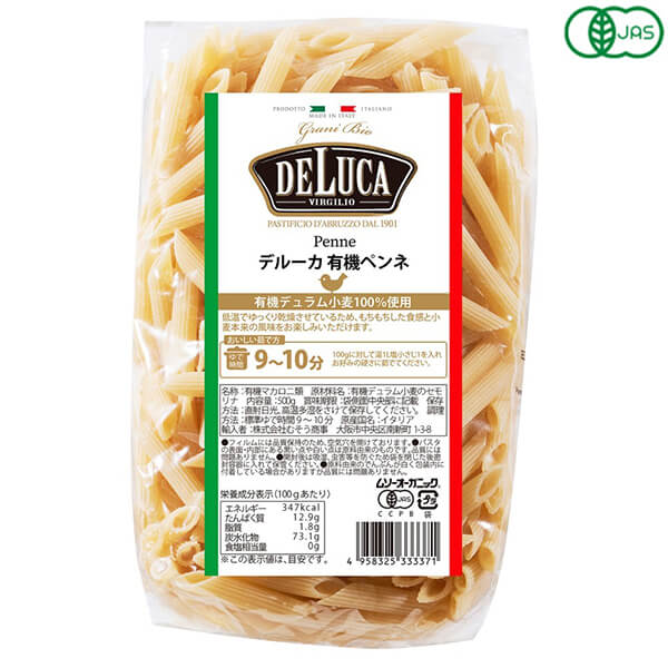 デルーカ DeLuca オーガニックパスタ ペンネは有機デュラム小麦の風味が美味しいDELUCA 本場イタリア産オーガニックパスタ。 もちもちした食感でパスタ表面の溝に濃厚なソースがしっかりと絡みます。 有機デュラム小麦と水のみで練り上げ、低温で長時間かけて乾燥させているので、満足感のあるもちもちした食感と小麦本来の味をお楽しみいただけます。 表面がざらざらのブロンズダイス成形のパスタは、濃厚なソースとも絡み最後まで美味しくお召し上がりいただけます。 ・標準ゆで時間：9〜10分 ・オススメソース：クリーム・チーズ ◆デルーカ DeLuca オーガニックパスタの特長 《有機原料100％》 2年以上、農薬・化学肥料を使わない土地で栽培した、品質ともに最高級のデュラム小麦セモリナだけを使用しています。 《昔ながらの低温乾燥で作られています》 近代では、生産効率を上げるため高温・短時間で麺を乾燥させる方法が主流となっていますが、小麦本来の味や香りが大きく損なわれてしまいます。 デルーカ DeLuca オーガニックパスタは、ゆっくりと低温乾燥させる昔ながらの方法で作られています。 驚くほどもちっとした食感の秘密はここにあります。 ◆DeLuca(デルーカ)社 イタリアのアブルッツォ州にある、家族5世代に渡って経営しているパスタメーカーです。 山々に囲まれたアブルッツォ州は、澄んだ空気と冷たい湧き水が流れており、パスタ造りに最適な地域です。 デルーカ社はパスタメーカーとして稼働する1901年より以前から、製粉業者との技術と手動のプレス機を活かしたパスタを作りはじめました。 機械が電動式に代わってからも5世代に伝わる伝統的な製法でパスタを作り続けています。 ■商品名：パスタ ペンネ オーガニック デルーカ DeLuca オーガニックパスタ ペンネ イタリア 無添加 乾麺 デュラム小麦 ブロンズダイス もちもち 高級 ソース 有機 ■内容量：500g ■原材料名：有機デュラム小麦のセモリナ ■メーカー或いは販売者：むそう商事 ■賞味期限：製造日より3年 開封後は吸湿・虫害等を防ぐため袋を閉じた後密封容器に入れて保管ください。 ■保存方法：直射日光、高温多湿をさけて保存してください。 ■区分：食品 有機JAS ■製造国：イタリア ■注意事項： ※フィルムには品質保持のため、空気穴を開けております。 ※パスタの表面・内部にある黒い点や白い点は原料由来のものです。品質には問題ありません。 ※原料由来のでんぷんが白く包装内に付着している場合がありますが品質には問題ありません。【免責事項】 ※記載の賞味期限は製造日からの日数です。実際の期日についてはお問い合わせください。 ※自社サイトと在庫を共有しているためタイミングによっては欠品、お取り寄せ、キャンセルとなる場合がございます。 ※商品リニューアル等により、パッケージや商品内容がお届け商品と一部異なる場合がございます。 ※メール便はポスト投函です。代引きはご利用できません。厚み制限（3cm以下）があるため簡易包装となります。 外装ダメージについては免責とさせていただきます。