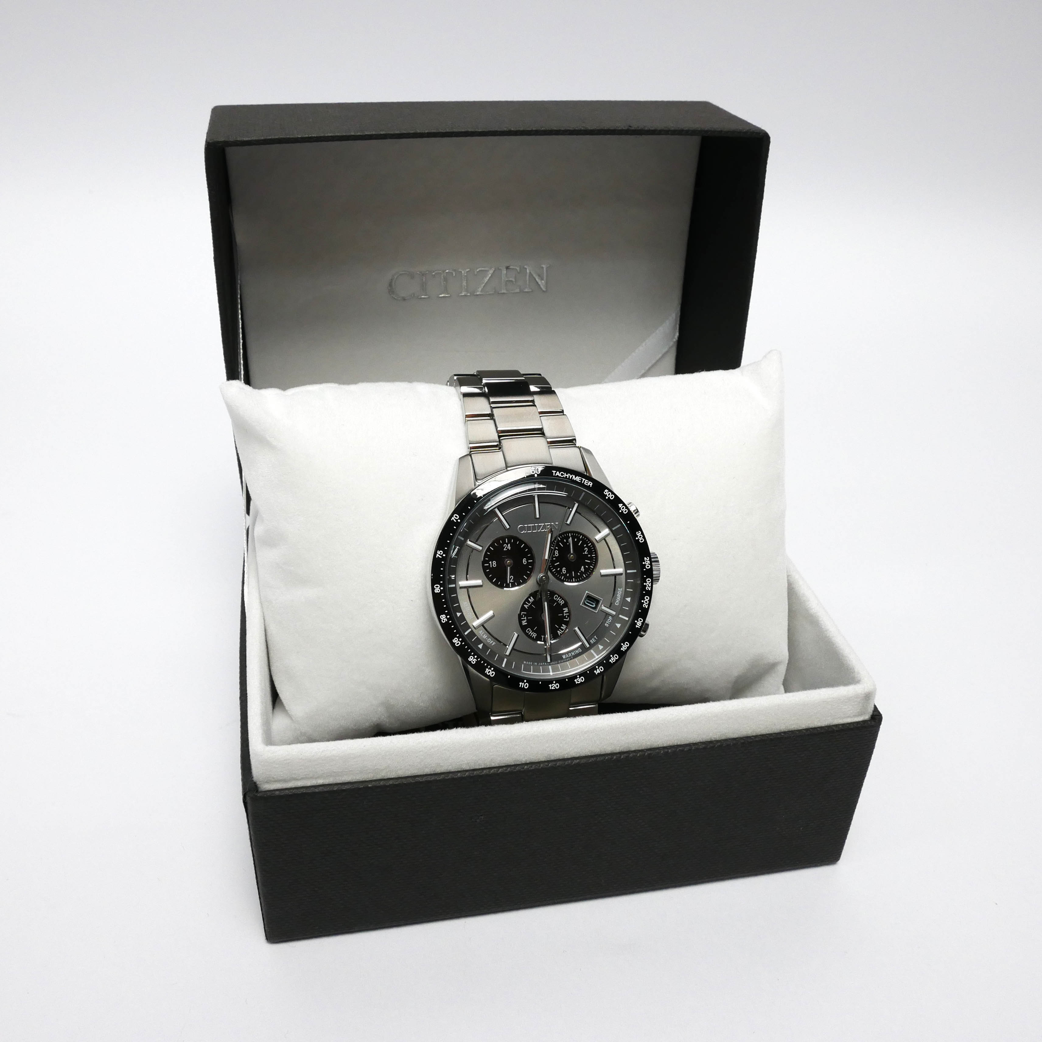 【中古】【新古品・未使用品】 CITIZEN シチズン エコドライブ クロノグラフ 時計 腕時計 メンズ 紳士用 ソーラー デイト 10気圧防水 丸型 ステンレス グレー/シルバー E820-S083460