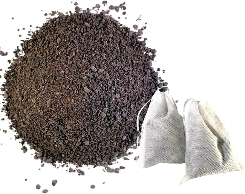 バリエーションコード : 2b9ltg5uy9商品コード2b9ltwr2ff商品名ミジンコ培養粉 200g 専用袋セット アクアリウム用ブランド里山めだかカラー焦茶色「簡単増殖」初心者でも手軽にミジンコを増やせる培養粉です。特別な技術や知識がなくても、安定した生餌供給が可能になり、アクアリウムの生態系をサポートします。「栄養豊富」ミジンコの成長に必要な栄養素をバランスよく配合。これにより、ミジンコが健康的に成長し、アクアリウム内の生物たちに最適な環境を提供します。「専用袋セット」培養粉と専用袋がセットになっており、すぐに培養を始められます。手間をかけずに効率的にミジンコを増やし、アクアリウムの生態系を豊かにします。「生餌の安定供給」メダカや他のアクアリウム生物にとって、安定した生餌の供給は健康維持に不可欠です。このセットを使えば、常に新鮮な生餌を提供できます。「環境に優しい」環境に優しく、アクアリウム内の他の生物にも安心して使用できます。※ 他ネットショップでも併売しているため、ご注文後に在庫切れとなる場合があります。予めご了承ください。※ 品薄または希少等の理由により、参考価格よりも高い価格で販売されている場合があります。ご注文の際には必ず販売価格をご確認ください。※ 沖縄県、離島または一部地域の場合、別途送料の負担をお願いする場合があります。予めご了承ください。※ お使いのモニタにより写真の色が実際の商品の色と異なる場合や、イメージに差異が生じることがあります。予めご了承ください。※ 商品の詳細（カラー・数量・サイズ 等）については、ページ内の商品説明をご確認のうえ、ご注文ください。※ モバイル版・スマホ版ページでは、お使いの端末によっては一部の情報が表示されないことがあります。すべての記載情報をご確認するには、PC版ページをご覧ください。メダカの飼育に欠かせないミジンコを簡単に培養できる専用の粉末セットです。このセットには培養粉と専用の培養袋が含まれており、手軽にミジンコを増やすことができます。アクアリウム愛好家にとって、生餌の安定供給は重要な課題ですが、 このキットを使用することで、ご自宅で必要な時に必要な量のミジンコを育てることが可能になります。メダカの健康的な成長をサポートする生餌としてのミジンコを、効率的かつ継続的に供給できます。培養方法も簡単で、初心者の方でも安心して使用できます。アクアリウムホビーの管理をより便利にする実用的なアイテムです。