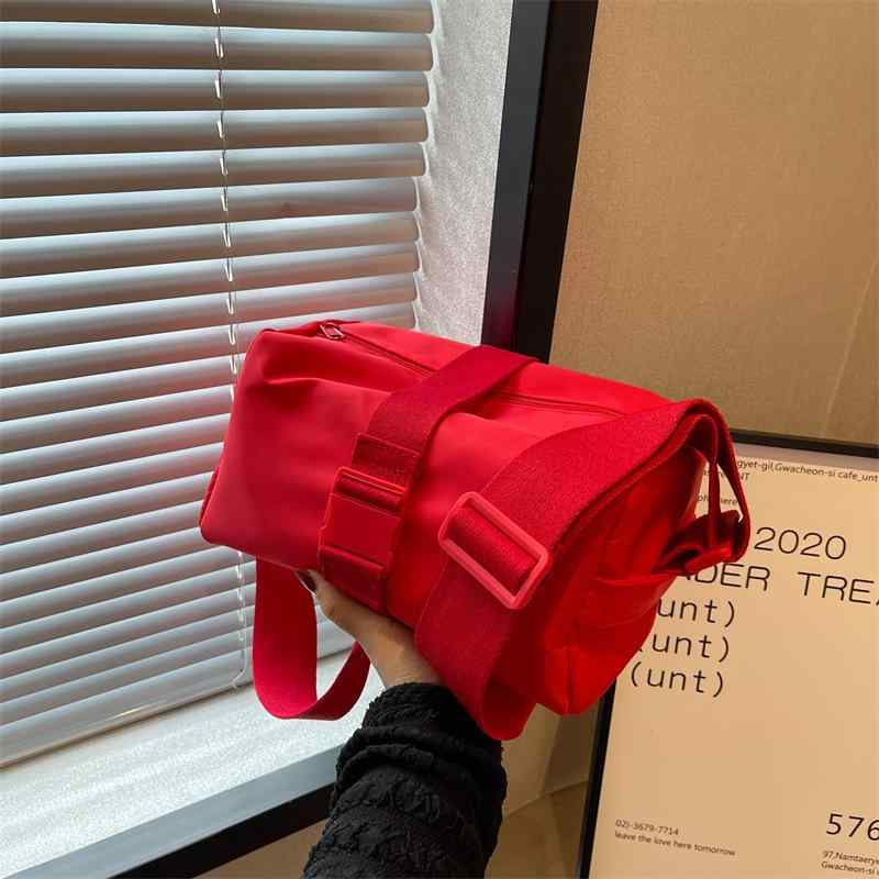 スポーツバッグ レディース 防水 ナイロン 大容量 斜めがけ 鞄 旅行 ショルダーバッグ カジュアル 赤 ..