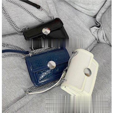 ポシェット レディース 長財布 斜めがけ おしゃれ 軽量 スマホポーチ ミニショルダーバッグ ウォレットバック 通帳ケース　お財布ポシェット 20代 30代 40代 50代サイズ横：20cm縦：13cmマチ：7.5cm※サイズは多少の誤差がある場合がございます予めご了承下さい素材表面：pu裏地：ポリエステルカラーゴールド/ブルー/コーヒー/ピンク/パープル/ブラック※モニター設定や環境により多少色味に差異を感じられる場合がございます特徴コンパクトなサイズのミニショルダーバッグスマホ?財布など少量の荷物でお出かけする時に便利ポケットが無い洋服の時やちょっとしたお出かけにシンプルなデザインなのでどんなスタイルにも合わせやすい押しボタンで楽々開閉プチプラだから色違いで揃えてもok