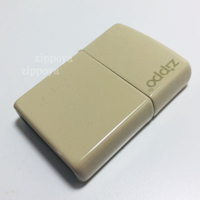 ■ 【ZIPPO（ジッポー）】 商品情報：(本体)縦53mm&times;横35mm&times;厚さ12mm ■ 彫刻サービスについてプラス1000円で内部のユニット（インナー）に文字をいれる事が出来ます！ご希望の方は「インナーに彫刻」する（＋1000円）をお選び下さい。彫刻する文字はご注文の最後の備考欄に記載して下さい！ ※金額はご注文後に当店で修正致します。彫刻の方は内容確認後、発送となります。 ■ ラッピングについて（無料）自分専用の方は→しない簡易ラッピング希望の方は→するオイルと石の付いた専用のギフトに入れてラッピングをご希望の方は→する＋ギフトボックスをお選び下さい！※ギフトボックスをお選びの方は、宅配便配送になります。金額はご注文後に当店で修正致します ギフト対応 【楽ギフ_包装選択】【YDKG-kj】