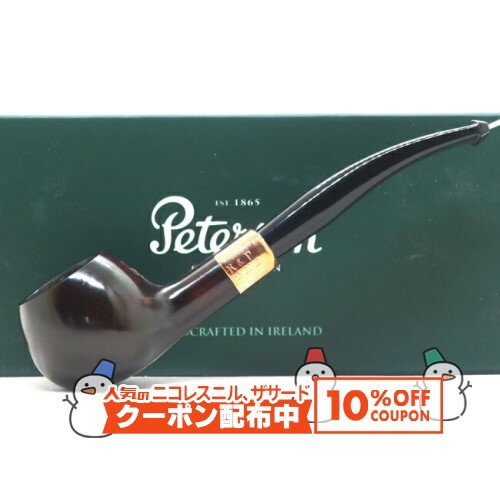 ピーターソン恒例【クリスマスパイプ】2022年バージョン！ 伝統的なK&Pの刻印が施された銅メッキのニッケルマウントがチョコレート色のステインと対照的だが、経年変化により馴染んでくるのも楽しみの一つ。 ステムは黒アクリルのアーミーマウントでPリップではなくフィッシュテール。 シェイプNo.406はオーソドックスなプリンス。フィルターシステムを廃することでスマートなシャンクにすることで、フレンチクラッシクな仕上がりになっている。 品名 P1124 ピーターソン 2022クリスマス アーミー・ヘリテージ406 全長 約 144mm 火皿の深さ 約 24mm 火皿内径 約 19mm 重さ 約 32.6g 対応フィルター なし 注意事項 ※お届けするパイプは写真と同一のものとは限りません。木目や色味などは一つずつ異なりますのでご了承ください。※天然の木を使用しているため、ヘコミや小さな穴がある場合がありますので予めご了承ください。これらによる返品・交換は承れません。気になる方は、店頭にてご確認の上、お買い求めください。 ※ご利用になられているパソコン環境や商品撮影時の影響により、色・素材感が実物と若干、異なってしまう場合がございます。レビューを投稿頂いた方に最大300円OFFクーポンを差し上げます。レビュー投稿後、数時間程度で発行されます。