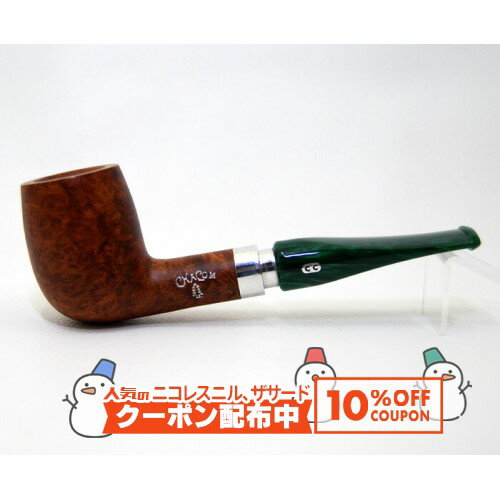 フランスの老舗パイプメーカー『CHACOM』のクリスマス限定パイプ。 シェイプはクラシックなビリヤード。 深いグリーンマーブルのマウスピース、サイドのもみの木をイメージした刻印がお洒落です。 アルミフィルターがついたアダプターは取り外すと9mmのフィルターが装着可能。 専用木箱・麻のポーチが付属し、プレゼントにも最適です。 CHACOM シャコム（フランス） シャコムは1825年、フランス-アヴィニョンにある小さな工房を発端とします。戦争を経て生産拠点を移したりと紆余曲折あるも同工房は存続し、1928年に当時の経営者達”COMOY と CHAPUIS”2つのファミリーからその名を取り、CHACOMブランドが作られました。これはマウスピースの”CC”の刻印から伺い知る事ができます。 品名 シャコムクリスマスパイプNOEL 186 全長 約 146mm 火皿の深さ 約 43mm 火皿内径 約 21mm 重さ 約 48g フィルター アルミ or 9mm 注意事項 ※お届けするパイプは写真と同一のものとは限りません。木目や色味などは一つずつ異なりますのでご了承ください。 ※天然の木を使用しているため、ヘコミや小さな穴がある場合がありますので予めご了承ください。これらによる返品・交換は承れません。気になる方は、店頭にてご確認の上、お買い求めください。 ※撮影時のパイプレストは商品に含まれません。 ※ご利用になられているパソコン環境や商品撮影時の影響により、色・素材感が実物と若干、異なってしまう場合がございます。レビューを投稿頂いた方に最大300円OFFクーポンを差し上げます。レビュー投稿後、数時間程度で発行されます。