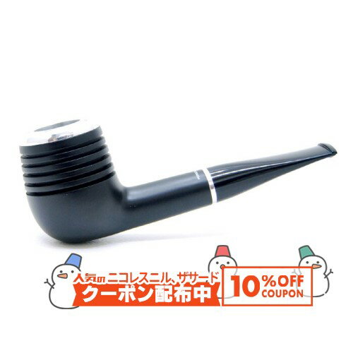 PORSCHE DESIGN（ポルシェデザイン） ポルシェの代名詞的なエンジン『空冷ボクサーエンジン』のラジエターフィンをイメージさせるようなデザイン。着火時に一番ダメージを受けやすいボウルトップには、アルミ合金のキャップがヘキサゴンスクリューで留められています。 ポルシェデザインの哲学、『機能がフォルムを決める』が存分に生かされています。 すでに廃盤となっておりますので、非常に入手困難です。新品未使用の状態で販売できるのも稀ですので、この機会に是非！！ ※専用BOXはございません。専用の布袋に入れてお届けします。 品名 PORSCHE DESIGN ポルシェデザイン 908 フィルター 9mm 全長 約 140mm 火皿の深さ 約 44mm 火皿内径 約 20mm 重さ 約 63g 注意事項 ※天然の木を使用しているため、ヘコミや小さな穴がある場合がありますので予めご了承ください。これらによる返品・交換は承れません。気になる方は、店頭にてご確認の上、お買い求めください。 ※撮影に使用しているパイプレストは商品に含まれません。 ※実店舗でも販売しているためSOLD OUT表記に時差が生じることがあります。 ※北海道・沖縄へのお届けは、送料の都合上「レターパック」でのお届けとなり、お届け時間のご指定はお受け出来ません。予めご了承ください。 ※ご利用のパソコン環境や商品撮影時の影響により、色・素材感が実物と異なる場合がございます。レビューを投稿頂いた方に最大300円OFFクーポンを差し上げます。レビュー投稿後、数時間程度で発行されます。