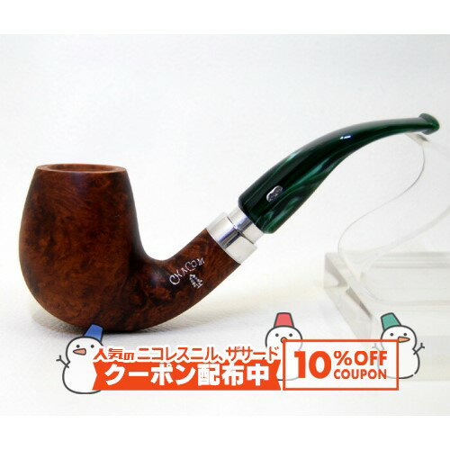 フランスの老舗パイプメーカー『CHACOM』のクリスマス限定パイプ。 クラシックなベントシェイプ。 深いグリーンマーブルのマウスピース、サイドのもみの木をイメージした刻印がお洒落です。 アルミフィルターがついたアダプターは取り外すと9mmのフィルターが装着可能。 専用木箱・麻のポーチが付属し、プレゼントにも最適です。 CHACOM シャコム（フランス） シャコムは1825年、フランス-アヴィニョンにある小さな工房を発端とします。戦争を経て生産拠点を移したりと紆余曲折あるも同工房は存続し、1928年に当時の経営者達”COMOY と CHAPUIS”2つのファミリーからその名を取り、CHACOMブランドが作られました。これはマウスピースの”CC”の刻印から伺い知る事ができます。 品名 シャコムクリスマスパイプNOEL 851 全長 約 137mm 火皿の深さ 約 44mm 火皿内径 約 19mm 重さ 約 56g フィルター アルミ or 9mm 注意事項 ※お届けするパイプは写真と同一のものとは限りません。木目や色味などは一つずつ異なりますのでご了承ください。 ※天然の木を使用しているため、ヘコミや小さな穴がある場合がありますので予めご了承ください。これらによる返品・交換は承れません。気になる方は、店頭にてご確認の上、お買い求めください。 ※撮影時のパイプレストは商品に含まれません。 ※ご利用になられているパソコン環境や商品撮影時の影響により、色・素材感が実物と若干、異なってしまう場合がございます。レビューを投稿頂いた方に最大300円OFFクーポンを差し上げます。レビュー投稿後、数時間程度で発行されます。