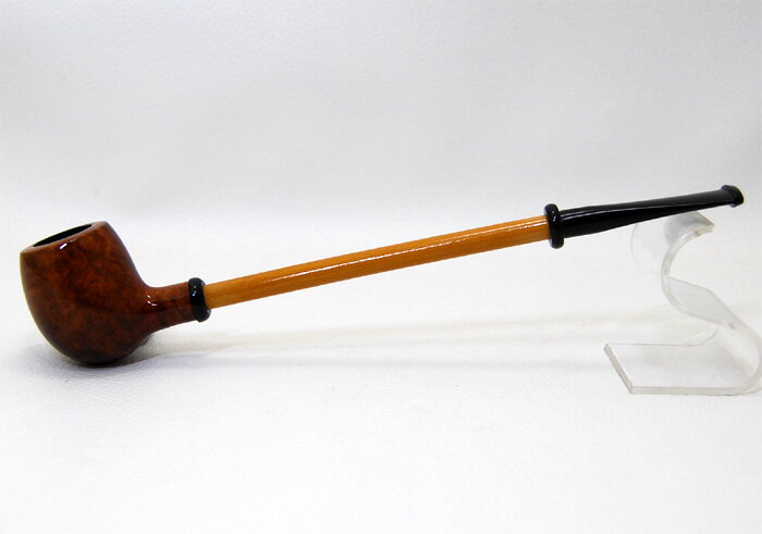 Roland ローランド 羅宇パイプ 小振りなボウルのショートスモークパイプ。 ながーいラウ部分は竹（バンブー）製でクールスモーキングを実現してくれます。 またボウルと吸い口は取り外しが出来るので、お掃除もしやすいシリーズです。 Roland ローランド（日本） 1924年創業の「株式会社フカシロ」が1930年に入りパイプ製造を開始。「愛煙家の皆様に愛着を持って使い続けて頂きたい」という思いのもと製造を続けるRolandは、今日では「本場ヨーロッパ製のパイプとまったく遜色がな い」とまで言われている。 品名 Roland ローランド エッグ ダークブラウン 全長 約 202mm 火皿の深さ 約 27mm 火皿内径 約 16mm 重さ 約 25g 対応フィルター なし 注意事項 ※お届けするパイプは写真と同一のものとは限りません。ボウルの木目などは一つずつ異なりますのでご了承ください。 ※天然の木を使用しているため、ヘコミや小さな穴がある場合がありますので予めご了承ください。これらによる返品・交換は承れません。気になる方は、店頭にてご確認の上、お買い求めください。 ※ご利用になられているパソコン環境や商品撮影時の影響により、色・素材感が実物と若干、異なってしまう場合がございます。レビューを投稿頂いた方に最大300円OFFクーポンを差し上げます。レビュー投稿後、数時間程度で発行されます。