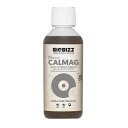 バイオビズ カルマグはカルシウムとマグネシウムを含むオーガニックサプリメントです。 What is Biobizz Calmag? バイオビズ カルマグは植物栽培において、カルシウムとマグネシウムを必要とするグロワーのために設計されました。 カルシウムとマグネシウムは細胞生産と光合成に重要な役割を果たすため、植物の生長と開花に不可欠な要素です。 Why choose Biobizz Calmag? 現世界では水道水に絶対的な信頼は置けないため、カルシウム/マグネシウム欠乏症はよく起こります。 バイオビズ カルマグは軟水やRO水を使い続ける際に、100％オーガニック認定済みのカルシウム/マグネシウムを提供します。 この製品は100％天然成分であり、あなたの栽培スケジュールを邪魔せずにお使いいただけます。 バイオビズ カルマグを使用すると簡単に自然な方法で、カルシウム/マグネシウム不足を解消できます。 How to use it? まず水にバイオビズ カルマグの推奨用量を加えて、その後バイオビズ肥料や活力剤を混ぜて使用しましょう。 使用量の目安(1Lの水に対して) ☆軟水/RO水使用時 [土耕栽培]:生長期=0.3ml　開花前期=0.5ml　開花後期=0.8ml [水耕栽培/ココ培地]:生長期=0.5ml　開花前期=1ml　開花後期=1ml 軟水やRO水を使って育てるときは、最低でも週に一度はバイオビズ カルマグを与えることをお勧めします。 ★欠乏症時 [土耕栽培]:生長期=0.3〜0.8ml　開花前期=0.5〜-0.8ml　開花後期=0.8〜1.2ml [水耕栽培/ココ培地]:生長期=0.5〜0.8ml　開花前期=1〜1.4ml　開花後期=1〜1.4ml カルシウム/マグネシウム欠乏症が酷い場合は、上記数値の1.5倍まで濃くして与えると良いでしょう。 ≪商品詳細≫ 内容量：250ml 重量：±350g 原産国：オランダ