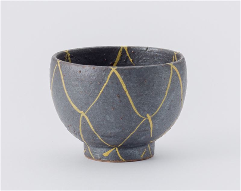商品説明 産地 美濃焼 サイズ 5.2×高さ3.6cm 素材 陶器 商品説明 　【美濃焼】窯元蔵珍窯　金彩あみ目　盃 文様を編む。 美濃焼職人による土物の盃です。大きさは5.2×3.6センチ。赤土でろくろ成形した生地に更に鉄分の多い釉薬をかけて焼成して黒い、土感が印象的な生地に仕上げてあります。絵付けは金彩でアクセント。派手すぎない上品なタッチで、手描きの網目文様を施しました。ぜひお楽しみください。【あみ目文様とその由来】曲線をつないで描くこの網目文様。完成した形が漁師さんの網に似ていることが、そう呼ばれる由来なんだとか。戦国時代には相手を一網打尽にするとの意味合いから武将の紋にも使われたようです。でも、筆先で丁寧に編まれた文様は料理をやさしく受け止めてくれますよ。 12