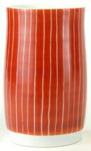 商品説明 産地 美濃焼 サイズ 6.3×高さ10.2cm　 素材 磁器 商品説明 　【美濃焼】窯元蔵珍窯　赤巻十草　長湯呑 日常でつかいやすい、スマートな湯のみ。 美濃焼職人による磁器の湯のみです。フォルムは珍しい縦に細長いタイプ。1300℃の窯で焼き上げられた磁器の生地は硬く焼しめられて、日常の生活でも扱いやすいです。いっぱいまで入れれば220ccはいりますし、スマートにサクッと頂く事もできます。食器棚の収納もコンパクトな湯のみです。【十草文様とそのいわれ】　器に描かれたストライプ文様。これは十草(とくさ)といわれる和食器の中で最もポピュラーと言っても過言ではない文様です。いくつもの縦線はまっすぐに伸びたトクサの植物をモチーフにしたもの。その昔この茎をつかって金を磨くと光沢が出たことから金運を招く縁起物とされています。【蔵珍の朱絵の具について】蔵珍窯の象徴となる赤いうつわ。蔵珍の赤は弁柄(べんがら)とよばれる顔料から生まれます。それは天然の鉱石の固まりを砕き、焼成した後、水にさらして上澄みにある細かい部分を採取し、さらに粉末にするという大変貴重な顔料。それを蔵珍窯では1000日かけてさらにすり続けていきます。完成した絵具は赤色でありながら深く、優しい発色となります。 12