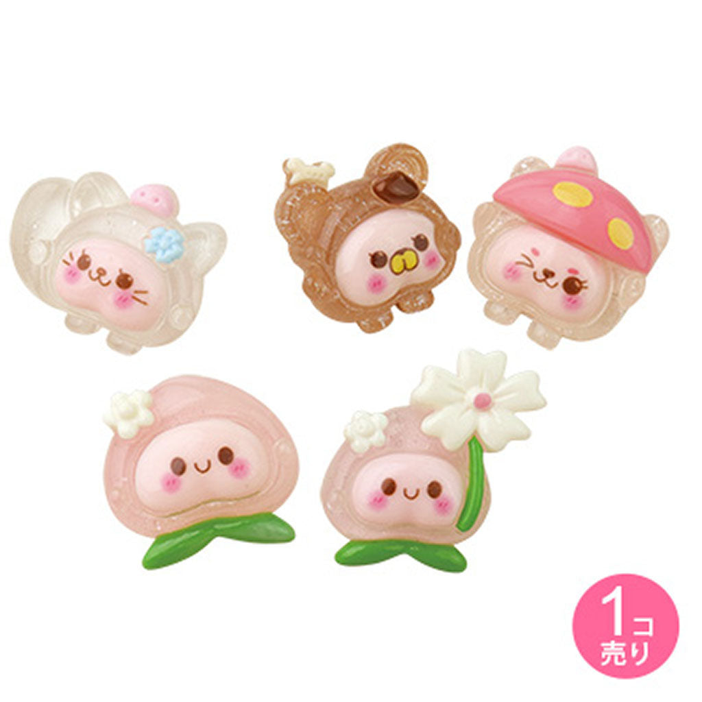 【サイズ】1個売り/最大約2.5cm【素材】プラスチック/鉄【ご注意】※色・柄・形・パーツは他にもありますが選ぶことはできません。またプリントや布などの使用部分により、柄が異なる場合があります。※写真以外の商品が届く場合もあります。※各種類ごとの品ぞろえは在庫状況により異なります。※複数ご購入されても写真に掲載の全種をお届けできるとは限りません。 ※針がとがっておりますので、お取り扱いにご注意ください。【商品番号】305520【商品ID】B-5520