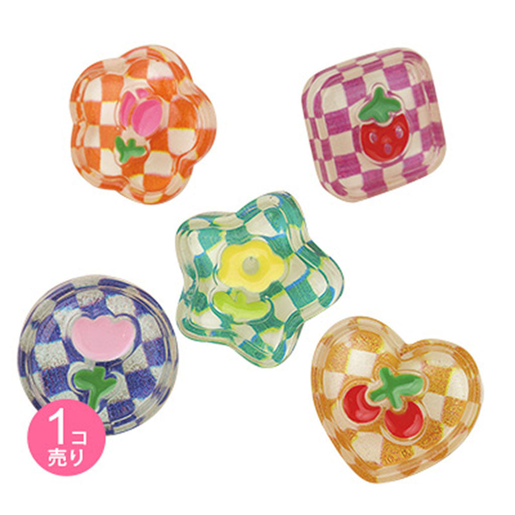 【サイズ】1個売り/約2cm【素材】プラスチック/鉄【ご注意】※色・柄・形・パーツは他にもありますが選ぶことはできません。またプリントや布などの使用部分により、柄が異なる場合があります。※写真以外の商品が届く場合もあります。※各種類ごとの品ぞろえは在庫状況により異なります。※複数ご購入されても写真に掲載の全種をお届けできるとは限りません。 ※針がとがっておりますので、お取り扱いにご注意ください。【商品番号】305521【商品ID】B-5521