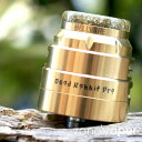 Dead Rabbit PRO RDA は、デュアルコイルのポストレスデッキの RDA ボトムエアフロー、サイドエアフロー、ボトムエアフロー＆サイドエアフローの 3 段階のエアフローモード、ハニカムエアホールにより、多彩なエアー量に調整できます。ポストレスのデッキは広いスペースが確保され、ビルドも簡単におこなえます。カラフルな 810 ドリップチップと AFC リングが付属しているので好みのカラーリングでお使いいただけます。BF ピンが付属しているので、スコンカー/ BF でも使うことができます。 *サブ画像には参照カラーが含まれます。 【スペック】サイズ：24mm×31.3mmデュアル デッキドリップチップ規格：810 エアフロー：ボトムエアフロー、サイドエアフロー、ボトム＆サイドエアフロー 【内用品】1× Dead Rabbit RDA1×カラフル810ドリップチップ 1×カラフル サイド AFCリング 1×コットン 1×0.37Ω Ni80 クラプトンコイル 1×コイルカットツール 1×BFピン 1×アクセサリーバッグ