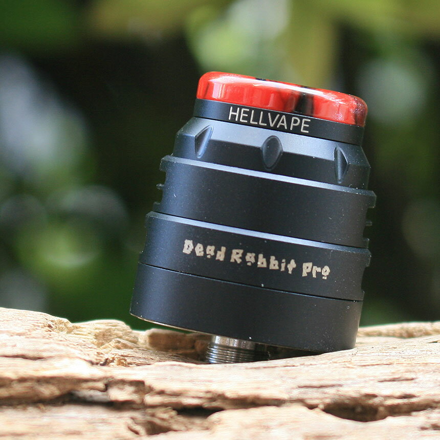 Dead Rabbit PRO RDA は、デュアルコイルのポストレスデッキの RDA ボトムエアフロー、サイドエアフロー、ボトムエアフロー＆サイドエアフローの 3 段階のエアフローモード、ハニカムエアホールにより、多彩なエアー量に調整できます。ポストレスのデッキは広いスペースが確保され、ビルドも簡単におこなえます。カラフルな 810 ドリップチップと AFC リングが付属しているので好みのカラーリングでお使いいただけます。BF ピンが付属しているので、スコンカー/ BF でも使うことができます。 *サブ画像には参照カラーが含まれます。 【スペック】サイズ：24mm×31.3mmデュアル デッキドリップチップ規格：810 エアフロー：ボトムエアフロー、サイドエアフロー、ボトム＆サイドエアフロー 【内用品】1× Dead Rabbit RDA1×カラフル810ドリップチップ 1×カラフル サイド AFCリング 1×コットン 1×0.37Ω Ni80 クラプトンコイル 1×コイルカットツール 1×BFピン 1×アクセサリーバッグ