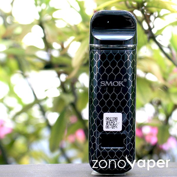 SMOK からスタイリッシュなPOD可変キットが登場！ 【仕様】 1〜25Wの調整出力範囲を備えた内部800mah 重要なデータを表示する0.49インチの小さなOLEDスクリーン 8秒カットオフ ON/OFF 5クリック・W可変モード 3クリック 仕様： サイズ：26.5 * 16.5 * 92mm 重量：50.2g バッテリー容量：800mAh スタンバイ電流：50uA 入力電圧：3.3V-4.2V 出力電圧：0.5V-4.0V 出力電力：1W-25W 抵抗範囲：0.4オーム-3オーム 充電電圧：5V 充電電流：最大0.68A 過充電電圧：4.3V 過放電電圧：2.4V 過充電電流：1.75A 【内容品】 1 * Novo Xデバイス（800mah） 2個* Novo X DC 0.8オームMTLポッド（2ml） 1 * USBケーブル 1 *ユーザーマニュアル