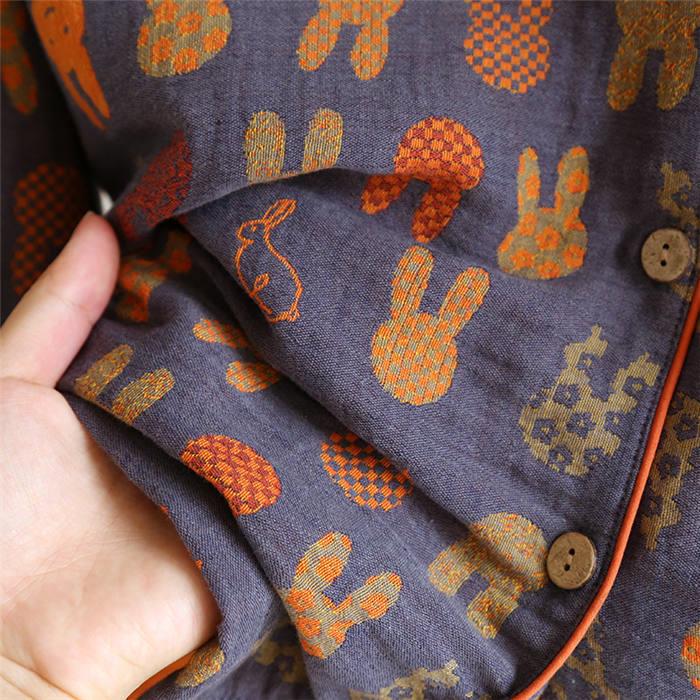 【商品説明】【カラー】 女性ウサギ柄　男性ウサギ柄(写真参照)※ モニターの発色の具合により実際の商品と色が異なる場合がございます。【サイズ】（CM） 女性M:着丈65　バスト98　肩幅40　袖丈47　パンツ丈95　ウエストゴム58-78 　ヒップ98L: 着丈66　バスト102　肩幅41　袖丈48　パンツ丈96　ウエストゴム62-82 　ヒップ102XL:着丈67　バスト106　肩幅42　袖丈49　パンツ丈97　ウエストゴム66-86 　ヒップ106XXL:着丈68　バスト110　肩幅43　袖丈50　パンツ丈98　ウエストゴム66-86 　ヒップ110男性M:着丈70　バスト110　肩幅46　袖丈49　パンツ丈99　ウエストゴム68-82 　ヒップ108L: 着丈71　バスト114　肩幅47　袖丈50　パンツ丈100　ウエストゴム72-86 　ヒップ112XL:着丈72　バスト118　肩幅48　袖丈51　パンツ丈101　ウエストゴム76-90 　ヒップ116XXL:着丈73　バスト122　肩幅49　袖丈52　パンツ丈102　ウエストゴム76-90 　ヒップ120※サイズは人の手によって測っているため、1-3cmの誤差がある場合がございます。予めご了承下さいませ。【素材】 綿100％ 透け感 無し 【生産国】 中国 キーワード ダブルガーゼ パジャマ ルームウェア レディース メンズ 長袖 部屋着 セットアップ 2点セット ガーゼ 綿100% コットン 大人 寝巻き ナイトウェア ゆったり 上下セット 春 秋 冬 ウエストゴム 上品 快適 前開き 大きいサイズ 大人 カップル 女性用 男性用 ウサギ柄 総柄 送料無料Colletto Favaでは、ワンピース　ロングワンピース　ショートワンピース　ミモレ丈ワンピース　マキシ丈ワンピース　膝丈ワンピース　シャツワンピース　ニットワンピース　綿麻ワンピース　結婚式ワンピース　リゾートワンピース　チュニックワンピース　チュニック　ボヘミア風ワンピース　ゆったりワンピース　デニムワンピース　ドレスワンピース　リネン風ワンピース　レディースシャツ　キャミワンピース　キャミソール　レイヤード　シフォンワンピース　チェックワンピース　花柄ワンピース　お呼ばれワンピース　チュールワンピース　黒ワンピース　白ワンピース　夏ワンピース　秋ワンピース　冬ワンピース　カールワンピース　ビーチワンピース　レースワンピース　フレアワンピース　パーティーワンピース　　羽織　トップス　シャツ　ロングシャツ　綿シャツ　綿麻シャツ　長袖シャツ　長いシャツ　シフォンシャツ　　コットンシャツ　半袖シャツ　Tシャツ　Vネックシャツ　ブラウス　シフォンブラウス　レディースシャツ　刺繍シャツ　丸衿シャツ　とろみシャツ　チェック柄シャツ　白シャツ　長袖ブラウス　とろみブラウス　ガウンシャツ　ネルシャツ　サマーシャツ　コート　トレンチコート　ニット　ロングニット　ニットトップス　　パーカー　カットソー　リブ?ニット　カーデニット　カーディガン　ロングカーディガン　モノトーンカーディガン　ニットセーター　サマ?ニット　レディースニット　ニットトップス　ニットコート　ベスト　ニットベスト　ロングトップス　ジャケット　ロングジャケット　テーラードジャケット　シャツブラウス　ボトムス　スカート　ロングスカート　ミニスカート　膝丈スカート　ミモレスカートマキシスカート　フレアスカート　リネンスカート　シフォンスカート　綿混スカート　チュールスカート　リゾートスカート　プリーツスカート　花柄スカート　デニムスカート　マーメイドスカート　タイトスカート　ニットスカート　テーパードパンツ レディース 秋冬 大きいサイズ パンツ ロング丈 ボトムス 綿麻混 コットンリネン サルエルパンツ 春 体型カバー ロングパンツ ウエストゴム 無地 リラックス パンツ　ワイドパンツ　シフォンパンツ　ガウチョパンツ　スキニ?デニムパンツ　九分丈パンツ　オールインワン　パンツスーツ　2点セット　上下セット　ルームウェア　セットアップ　スーツ　パンツドレス　ノースリーブ　ノーカラー　Vネック　Uネック　ボートネック　ハイネック　ラウンドネック　スクエアネック　クルーネック　立ち襟　タートルネック　スタンドカラー　長袖 半袖 5分袖　五分袖　7分袖 七分そで　袖なし　この腕　オフショルダー ドロップショルダー　膝丈 膝下　ロング丈　ミモレ丈　マキシ丈　襟付き　ボタン　ポケット　リボン　フリル　ギャザ　ハイウエスト　ウエストゴム　紐　綿　綿麻　コットンリネン　シフォン　ポリエステル　裏起毛　デニム　リネン　チュール　レース　リブ　ストライプ　2way　　スリット　レディースファッション　海外 撮影　親子 安い 大人可愛い　切り替え　送料無料　キレイめ　ゆったり　ゆるい　広がる　カジュアル　ナチュラル　リラックス　抜け感　着心地　柔らかい　優しい　体型カバー　着痩せ 着やせ　伸縮性　フレア　フィット　総ゴム　総レース　安い　上品　日常　エレガント　ガーリー　森カール　多数の商品を取り扱っております.年齢は幅広く、10代 20代 30代 40代 50代 60代 70代 大人 レディース ミセス 婦人 妊婦 婦人服 女性服 女の子 女 ウィメンズ ママ ー 母親 母 女性用　ガーリー　セレブ 小柄 大人女子 レディス OL フラワーガール 花嫁 中学校 高校 小学生 中学生 高校生 二次会 結婚式 2次会 謝恩会 披露宴 同窓会 女子会 結婚式 パーティー お呼ばれ パーティ ピアノ発表会 発表会 演奏会 発表会 卒業式 ゲスト 冬物 ピアノ 2次会 入学式 フォーマル 卒園式 成人式 お祝い 内祝い 入学 卒業 入園式 入園 卒 園 入 業 学 卒園 幼稚園 小学校 中学 卒業祝い 食事会 お受験 お宮参り 冠婚葬祭 法事 就活 オフィス ビジネス　セレモニー　授業参観 清楚 参観日 普段使い カジュアル デート 婚活 コーデ 春夏　秋冬 春夏新作　秋冬新作　森ガール 通勤 結納 ウエディング およばれ クラブ 夏用 クリスマス 1月 2月 3月 4月 5月 6月 7月 8月 9月 10月 11月 12月 といった様々なシーンで着用していただけますダブルガーゼ パジャマ ルームウェア レディース メンズ 長袖 部屋着 セットアップ 2点セット ガーゼ 綿100% コットン 大人 寝巻き ナイトウェア ゆったり 上下セット 春 秋 冬 ウエストゴム 上品 快適 前開き 大きいサイズ 大人 カップル 女性用 男性用 ウサギ柄 総柄 ダブルガーゼ パジャマ ルームウェア レディース メンズ 長袖 部屋着 セットアップ 2点セット ガーゼ 綿100% コットン 大人 寝巻き ナイトウェア ゆったり指定された配送時間は承っておりません。【日用品にしの】