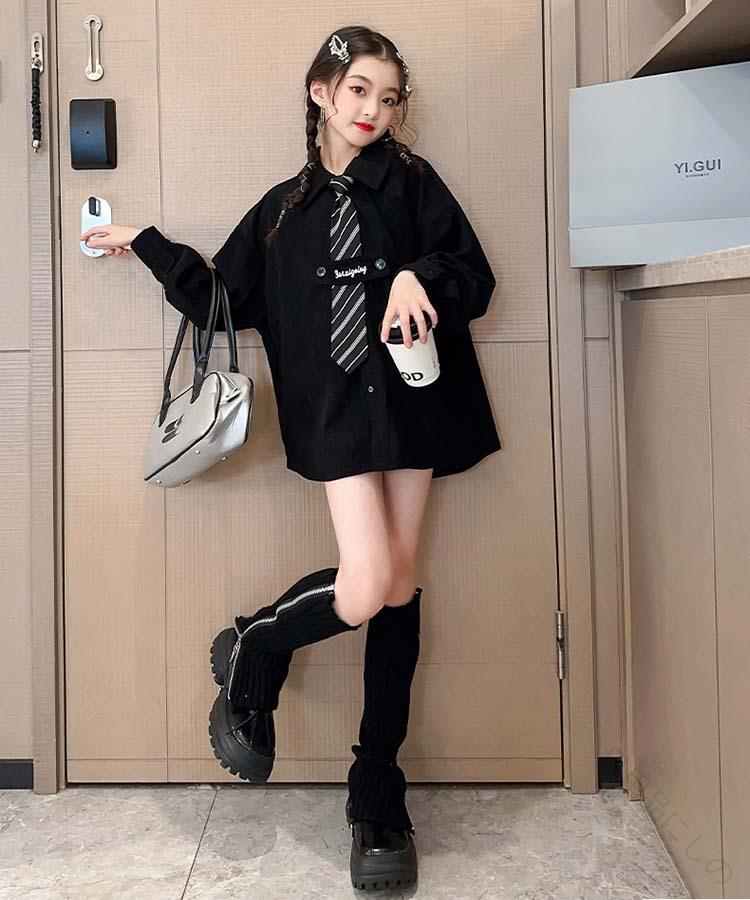 春の新学年スタイル キッズのおしゃれ通学着 軽やかな長袖シャツ 女の子の可愛い日常着 ジュニア世代のトレンド 快適素材の学童服 季節の変わり目に最適 個性を引き立てるデザイン