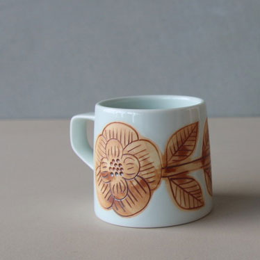 こちらは、上でご紹介したマグカップより小さめのコーヒーカップ。マグカップ同様に、陶磁器作家「石原亮太」さんがデザインしています。1枚1枚手描きのため、商品によって多少絵柄が異なるのもまた手作りならではの味わいです。