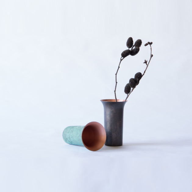 モメンタムファクトリー・Orii flower vase 富山県 高岡 銅器 伝統工芸 オリイブルー フラワーベース 花器 青銅