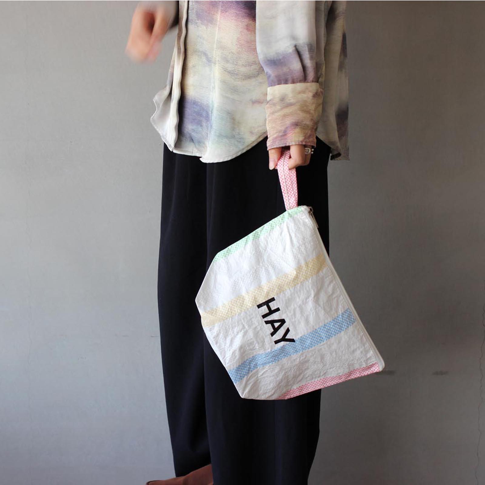 【マラソン限定ポイント2倍】【メール便対象】正規品 HAY CANDY STRIPE WASH BAG M MULTI マルチカラー ポーチ ビニール トラベルバッグ ヘイ 　化粧ポーチ 防水 北欧デザイン ブルー ホワイト ロゴ ファスナーのサムネイル