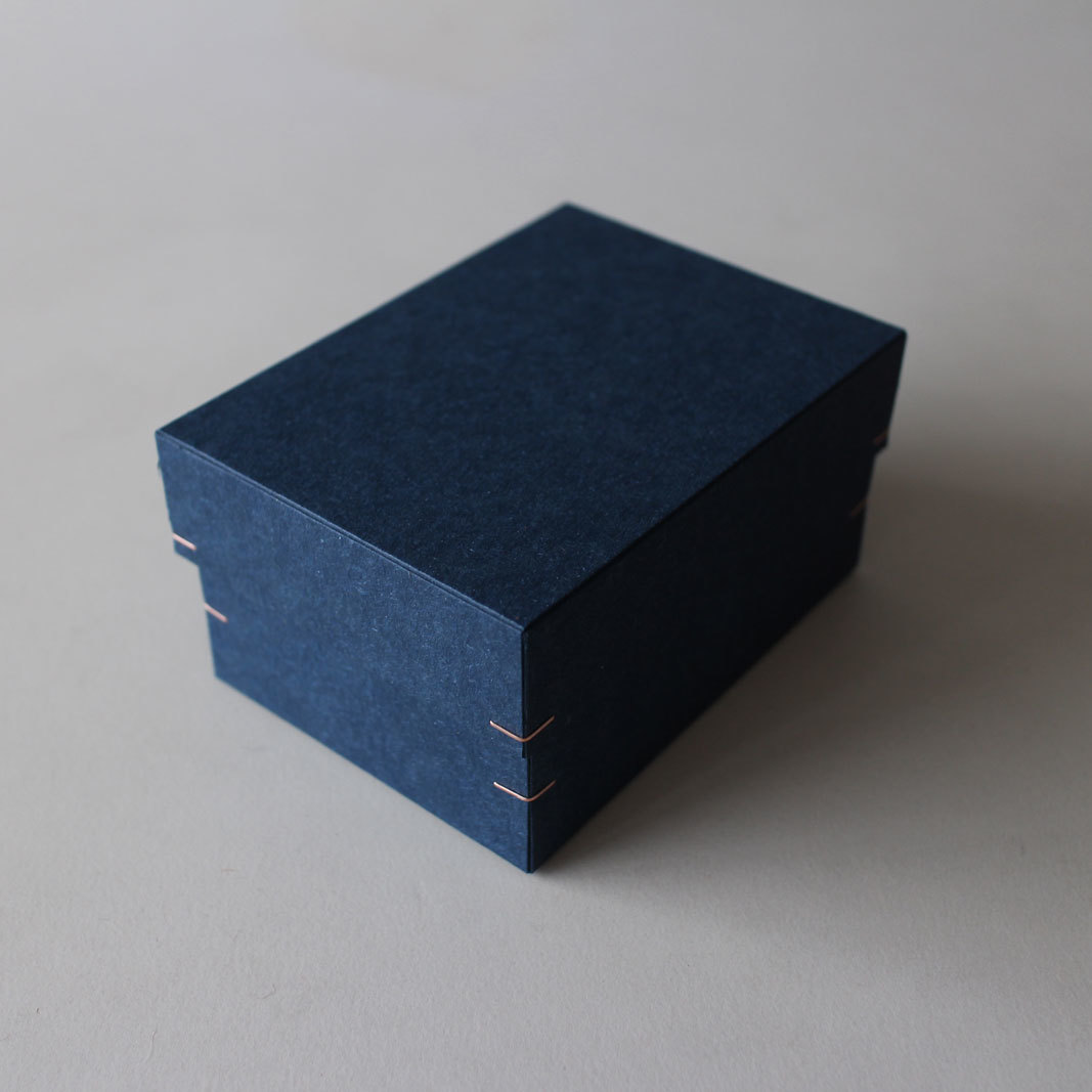 イロイロコハコ / 有限会社 尾崎紙器 zuiunオリジナル角留め箱(小) ネイビー日本製 手仕事 BOX 小物入れ ギフト プレゼント