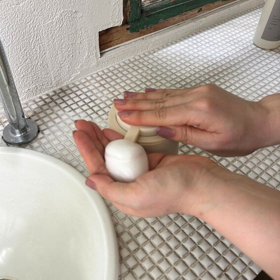 プッシュしやすい マットな質感のソープディスペンサー 泡タイプ専用 マット 陶器 上品 ベーシック 高見え ディスペンサー ポンプ 詰め替え容器 ベージュ アイボリー BE IV